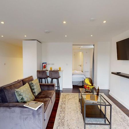 Stylish Apartment W/ Private Garden - Dog Friendly 뉴포트 외부 사진