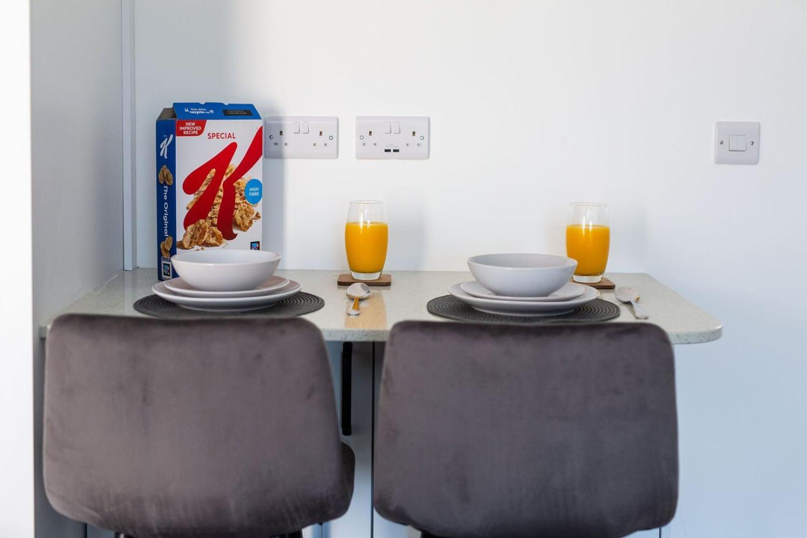 Stylish Apartment W/ Private Garden - Dog Friendly 뉴포트 외부 사진