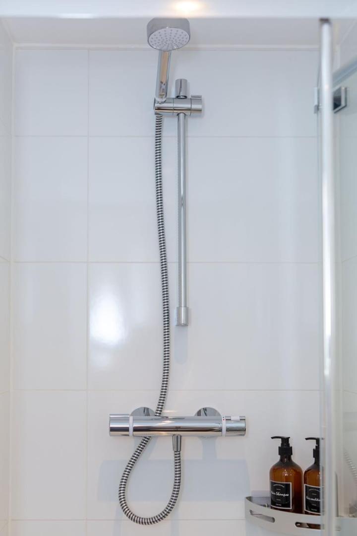 Stylish Apartment W/ Private Garden - Dog Friendly 뉴포트 외부 사진