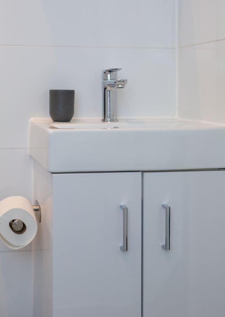 Stylish Apartment W/ Private Garden - Dog Friendly 뉴포트 외부 사진