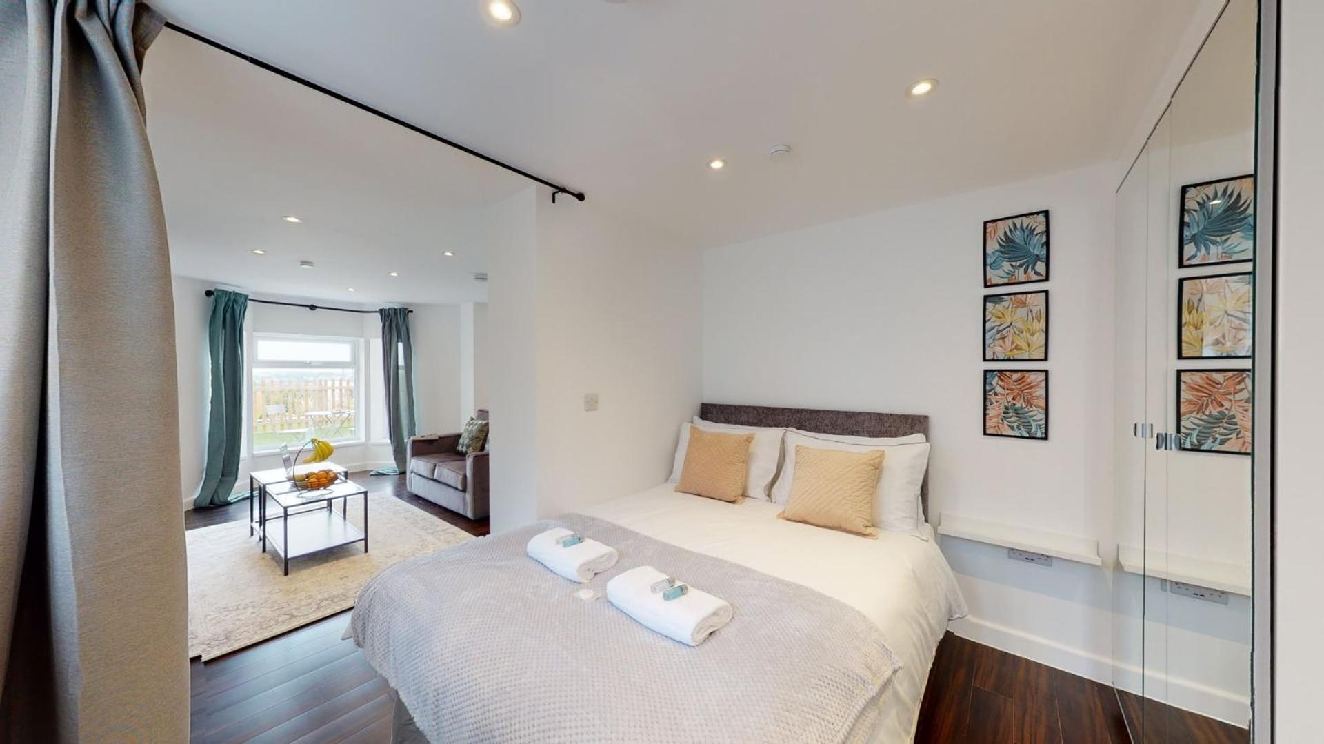Stylish Apartment W/ Private Garden - Dog Friendly 뉴포트 외부 사진