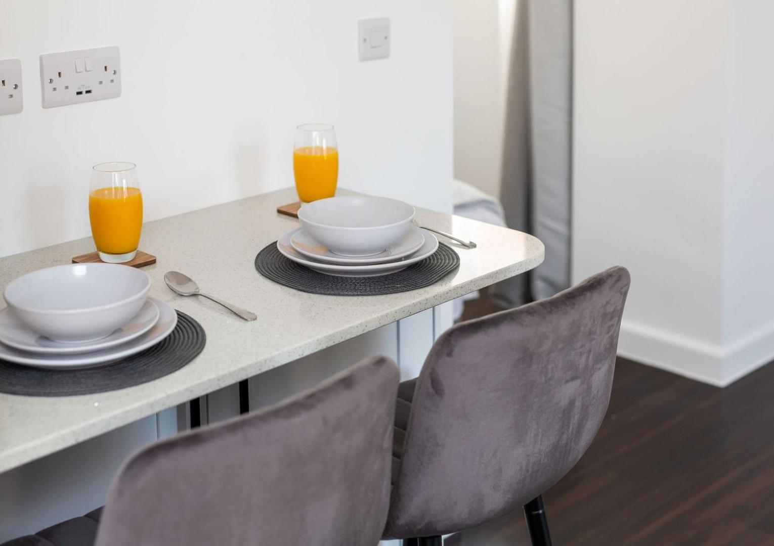 Stylish Apartment W/ Private Garden - Dog Friendly 뉴포트 외부 사진