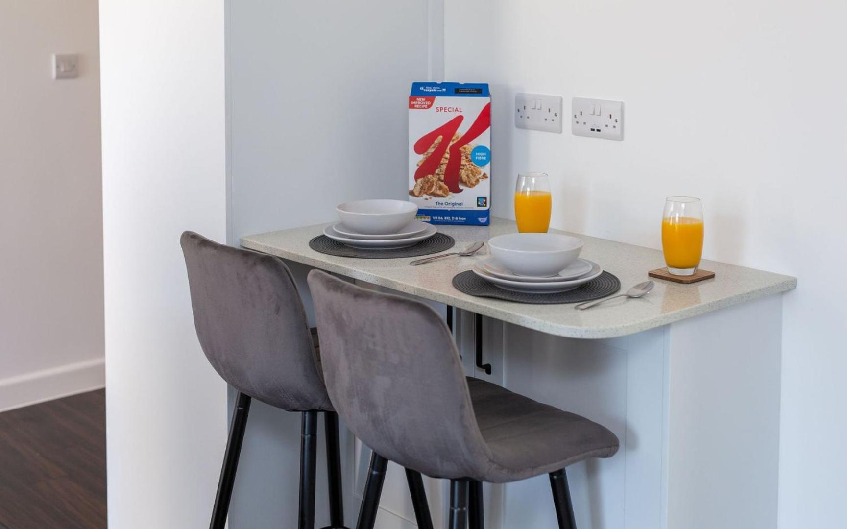 Stylish Apartment W/ Private Garden - Dog Friendly 뉴포트 외부 사진