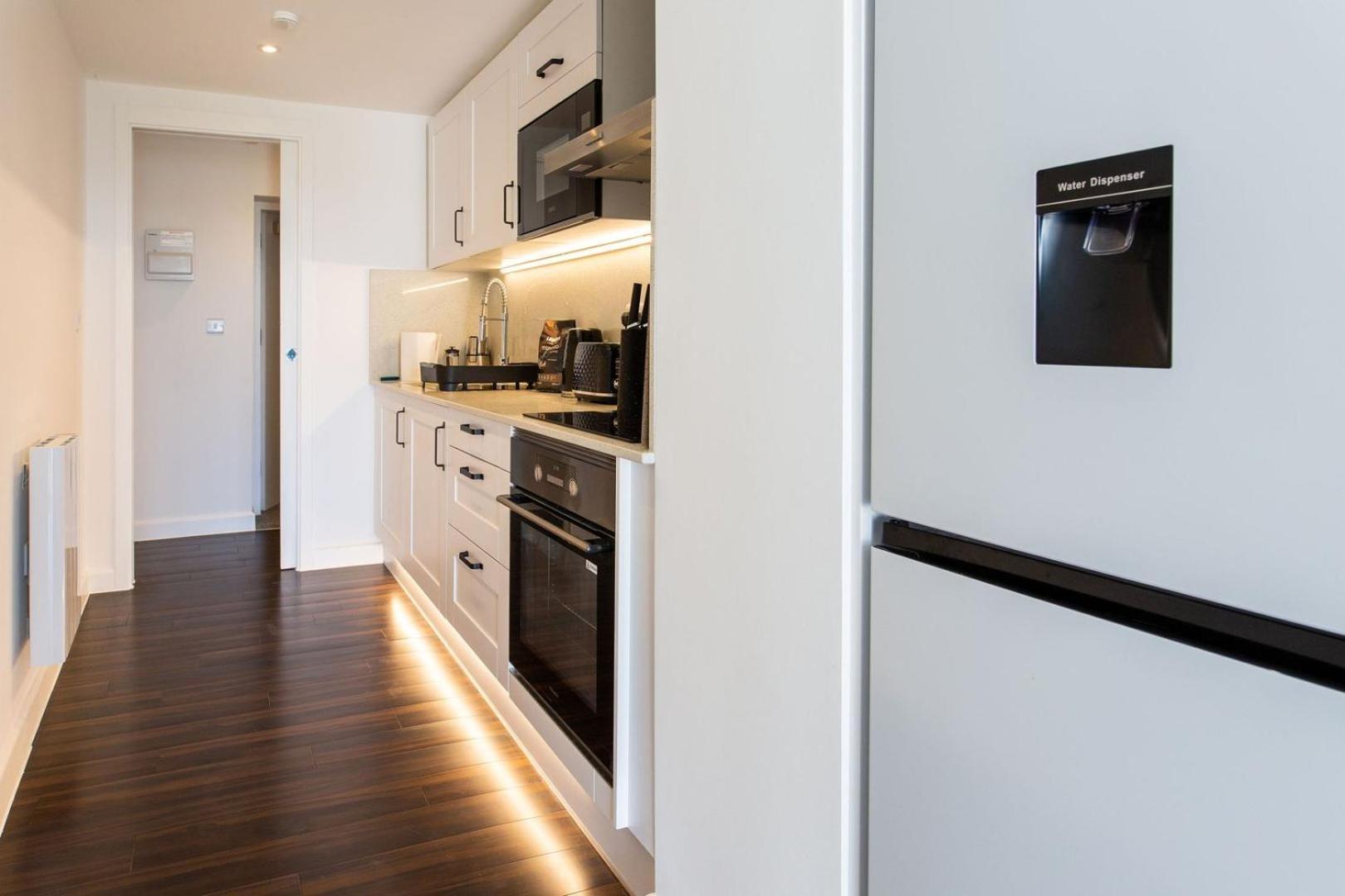 Stylish Apartment W/ Private Garden - Dog Friendly 뉴포트 외부 사진