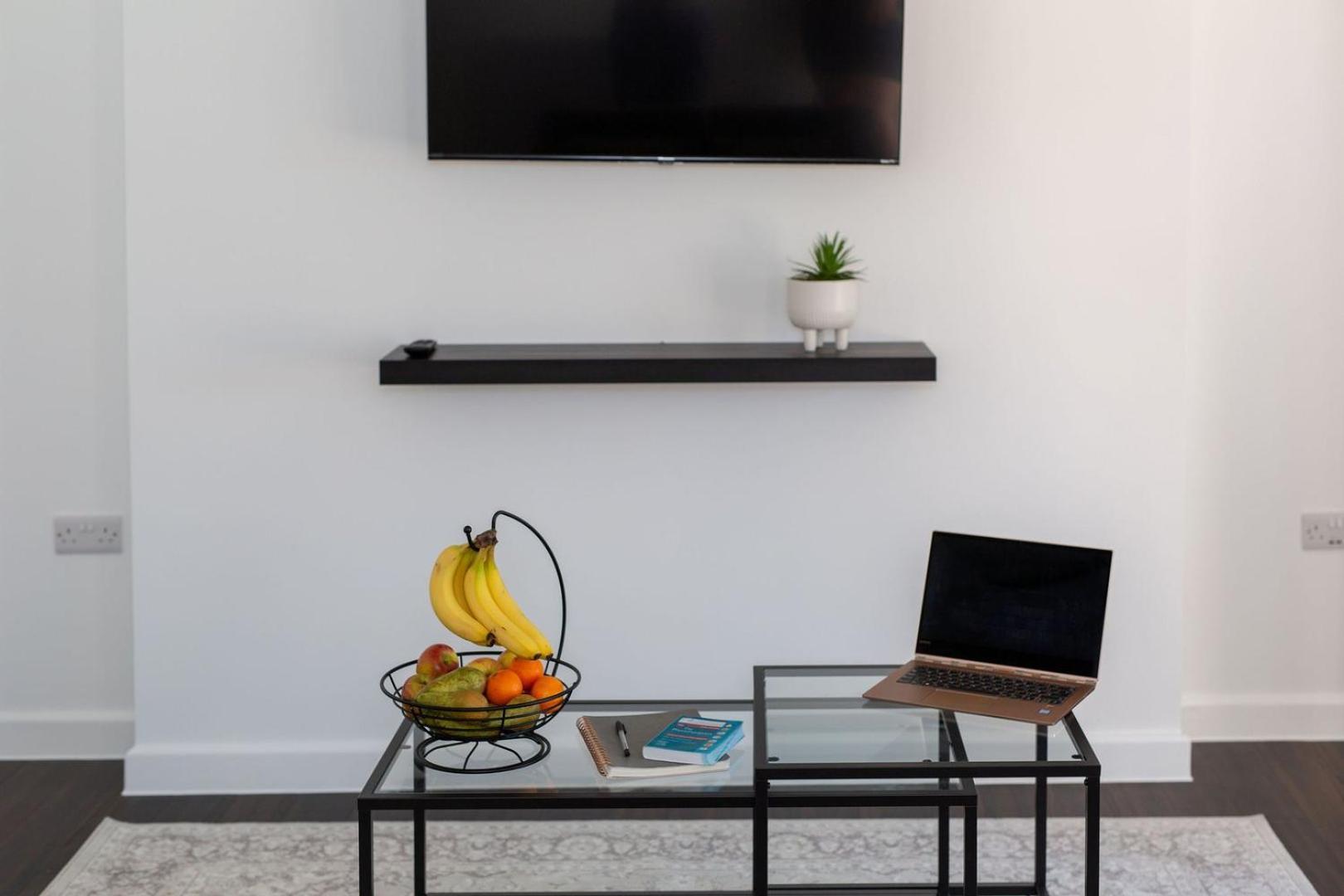Stylish Apartment W/ Private Garden - Dog Friendly 뉴포트 외부 사진