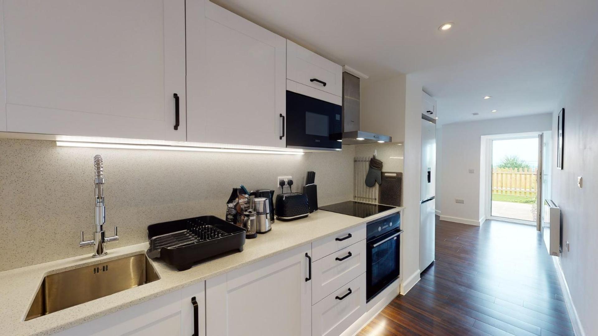 Stylish Apartment W/ Private Garden - Dog Friendly 뉴포트 외부 사진