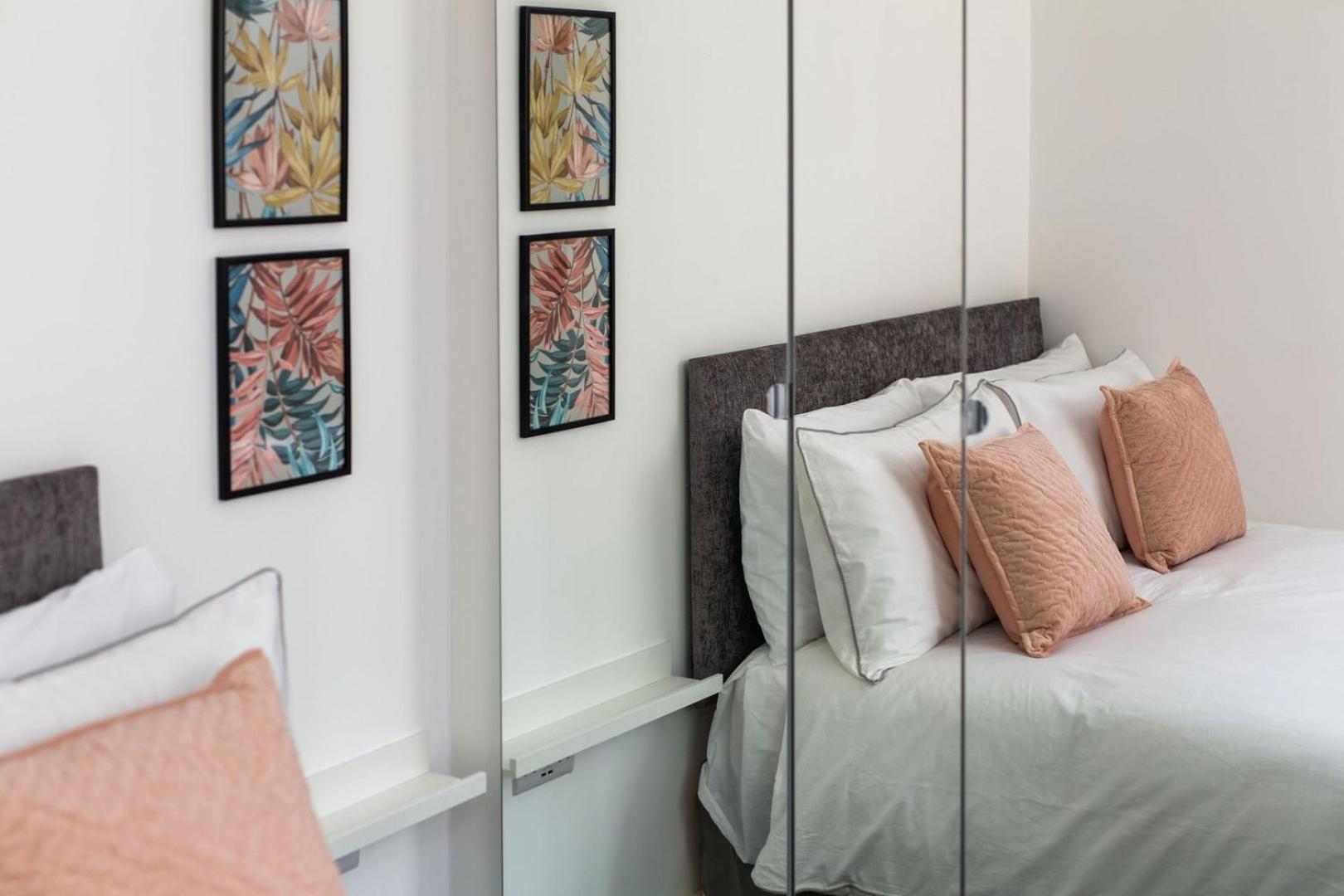 Stylish Apartment W/ Private Garden - Dog Friendly 뉴포트 외부 사진