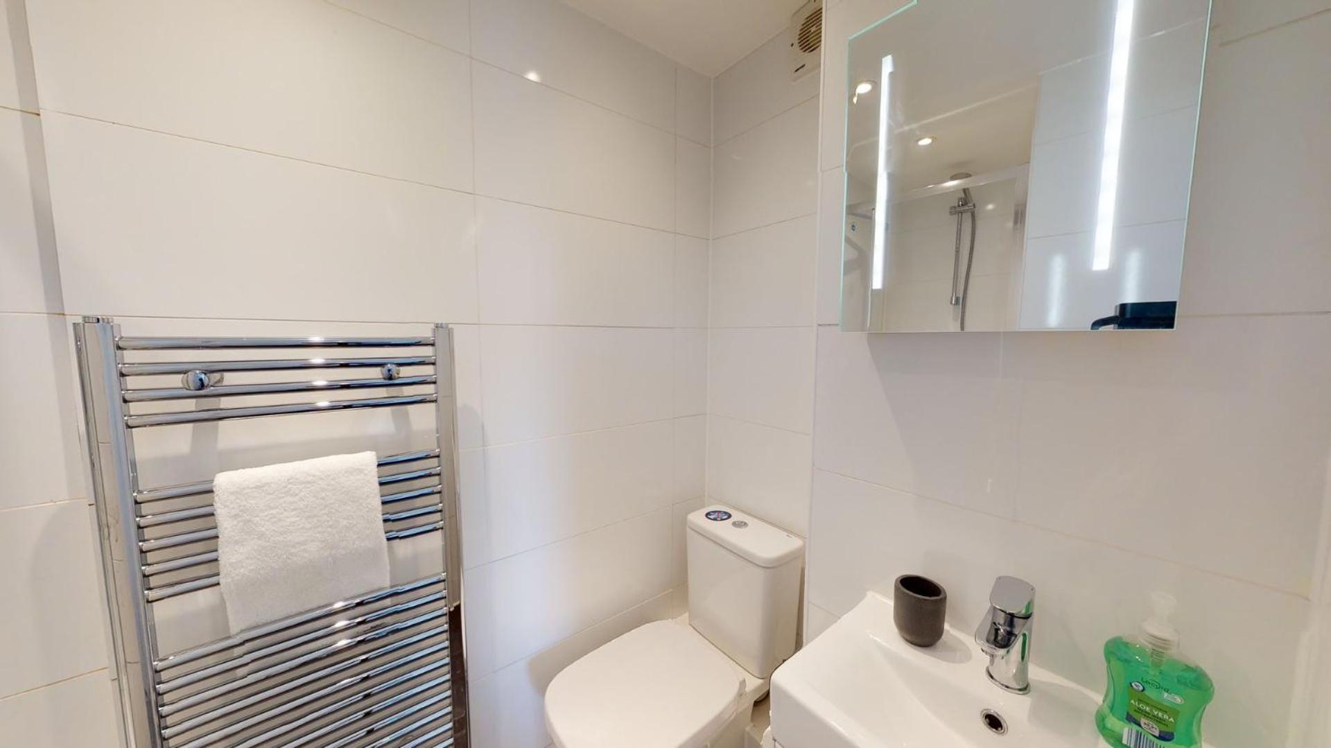 Stylish Apartment W/ Private Garden - Dog Friendly 뉴포트 외부 사진
