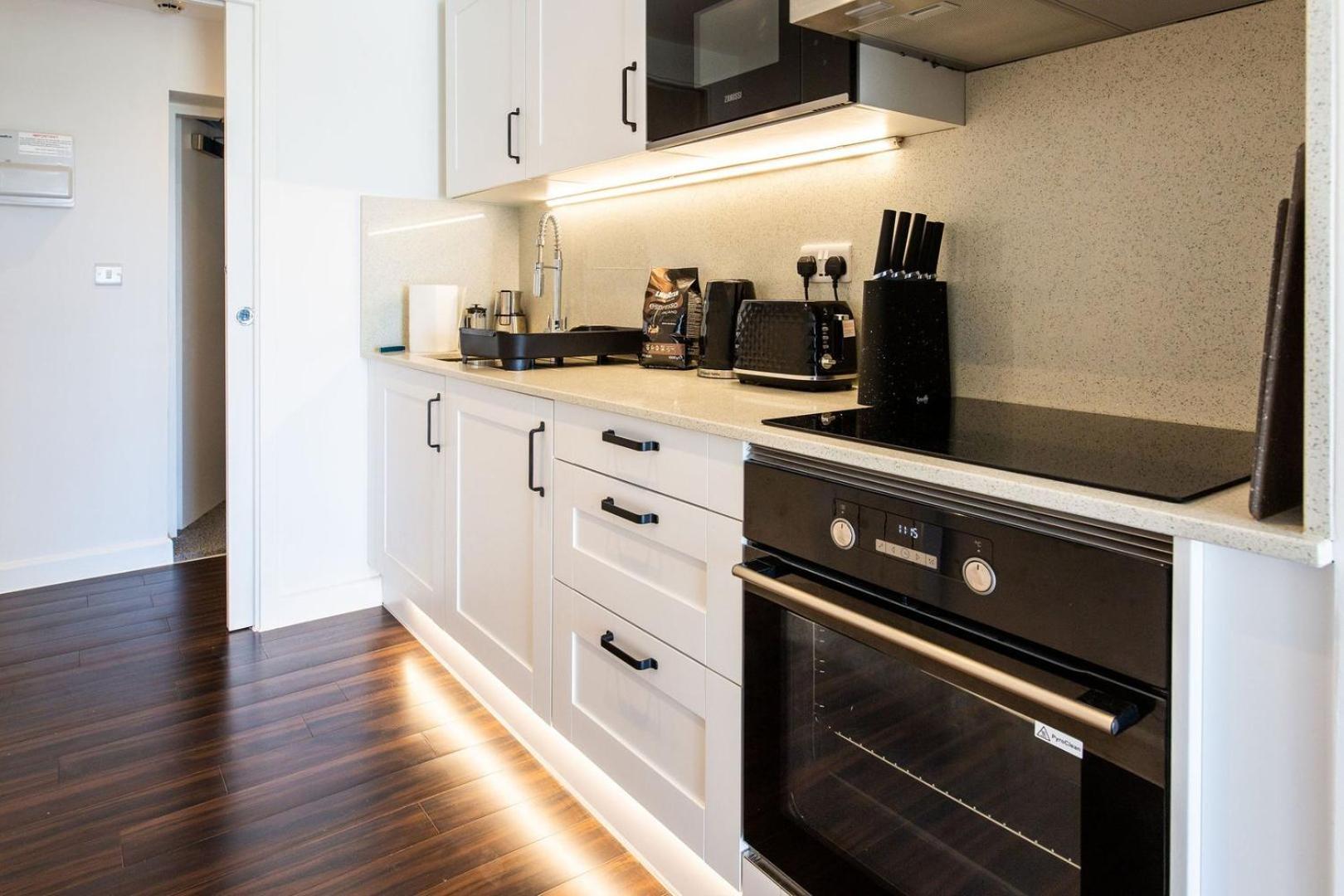 Stylish Apartment W/ Private Garden - Dog Friendly 뉴포트 외부 사진