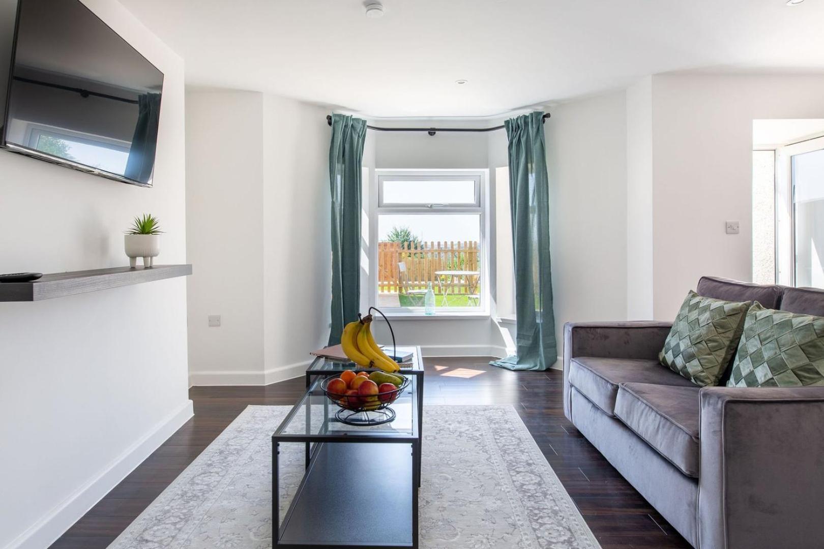 Stylish Apartment W/ Private Garden - Dog Friendly 뉴포트 외부 사진