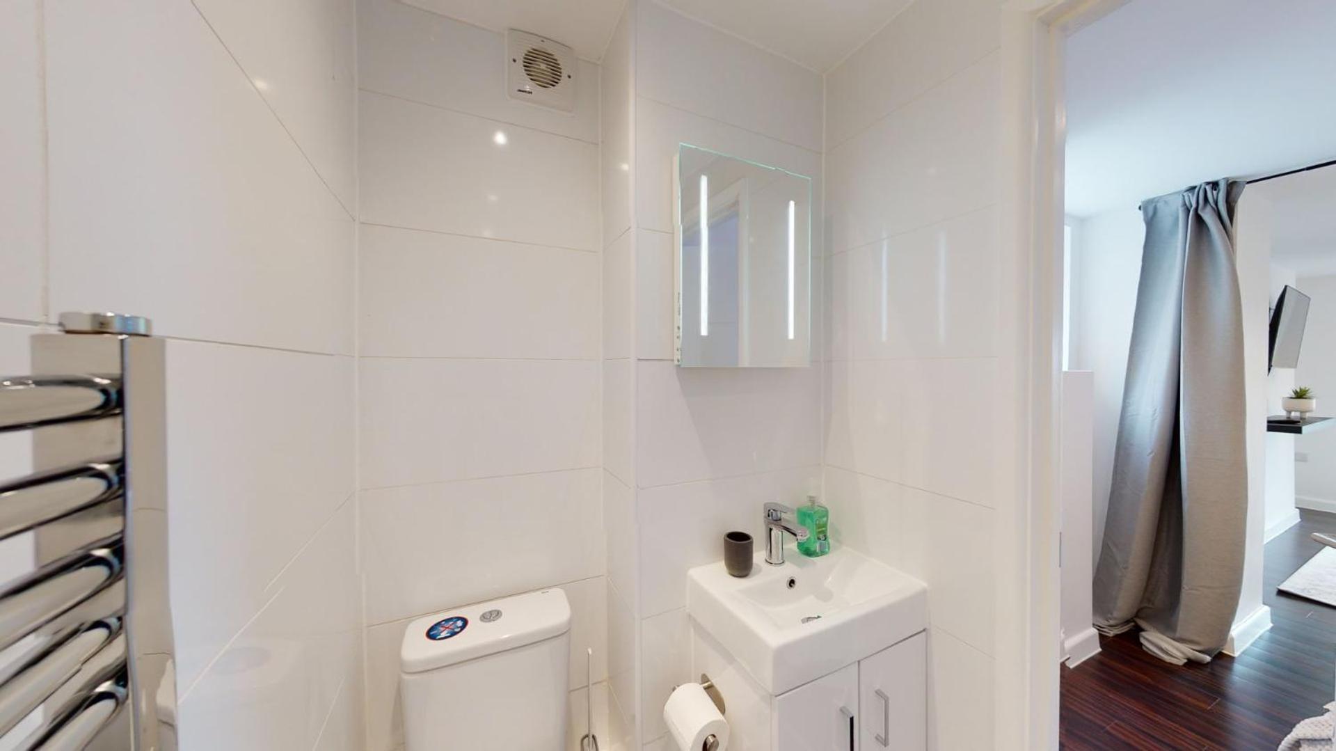 Stylish Apartment W/ Private Garden - Dog Friendly 뉴포트 외부 사진